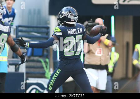 Seattle, Washington, Stati Uniti. 16th Ott 2022. Seattle Seahawks Cornerback Tariq Woolen (27) celebra un recupero di fumble durante una partita di football della NFL a Seattle, WA. Sean Brown/CSM/Alamy Live News Foto Stock