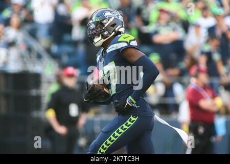 Seattle, Washington, Stati Uniti. 16th Ott 2022. Seattle Seahawks Cornerback Tariq Woolen (27) celebra un recupero di fumble durante una partita di football della NFL a Seattle, WA. Sean Brown/CSM/Alamy Live News Foto Stock