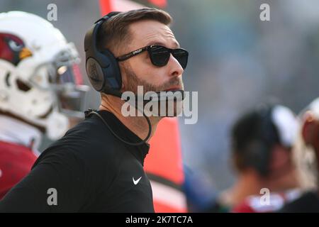 Seattle, Washington, Stati Uniti. 16th Ott 2022. Gli Arizona Cardinals, Kliff Kingsbury, si occupa di una partita di football della NFL a Seattle, Washington. Sean Brown/CSM/Alamy Live News Foto Stock