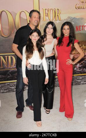 Los Angeles, California. 18th Ott 2022. Samantha Harris, famiglia agli arrivi per LA SCUOLA PER IL BENE E IL MALE Serie Premiere su NETFLIX, Regency Village Theatre a Westwood, Los Angeles, CA 18 ottobre 2022. Credit: Elizabeth Goodenough/Everett Collection/Alamy Live News Foto Stock