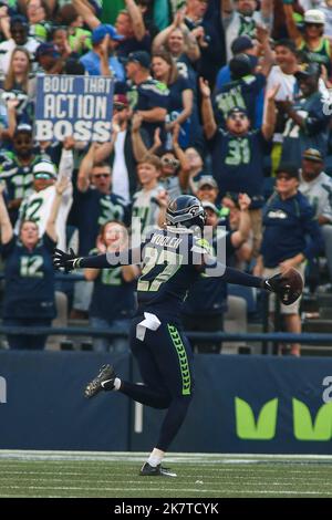 Seattle, Washington, Stati Uniti. 16th Ott 2022. Seattle Seahawks Cornerback Tariq Woolen (27) celebra un'intercettazione durante una partita di football della NFL a Seattle, Washington. Sean Brown/CSM/Alamy Live News Foto Stock