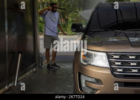 Ama la sua auto. Uomo lavaggio auto. Foto Stock