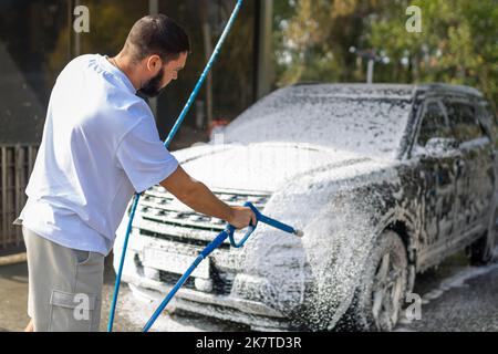 Ama la sua auto. Uomo lavaggio auto. Foto Stock