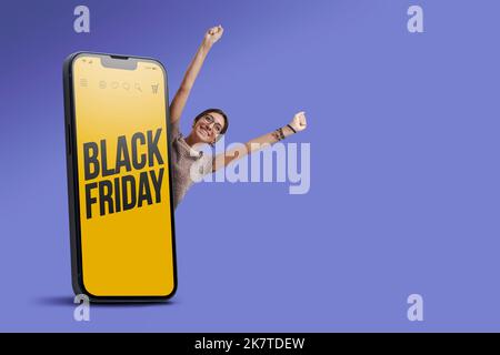 Annuncio di vendita del Black Friday su smartphone e cliente felice festeggia con le braccia sollevate Foto Stock