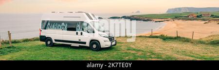 Camper parcheggiato vicino alla spiaggia in estate Foto Stock