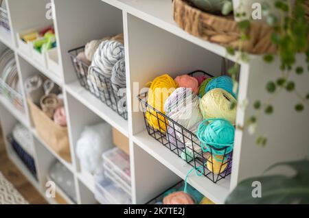 Organizzazione di stoccaggio filato hobby tessile forniture armadi contemporanei scaffali Foto Stock