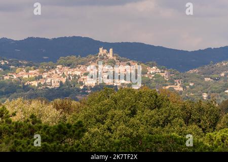 La città di Grimaud e il suo castello in rovina nel dipartimento del Var della regione Provenza-Alpi-Côte Azzurra, nel sud della Francia. Foto Stock