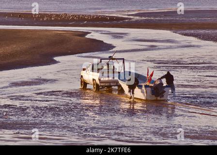 Camion che tira la barca da pesca a Bahia de San Felipe, Baja California, Messico Foto Stock