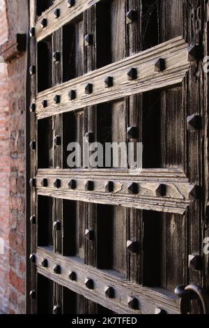 Antica porta medievale in legno con dettagli a borchie Foto Stock