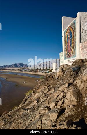 Mosaico di piastrelle della Vergine di Guadalupe al santuario in cima Cerro el Machorro, San Felipe in lontananza, Baja California, Messico Foto Stock