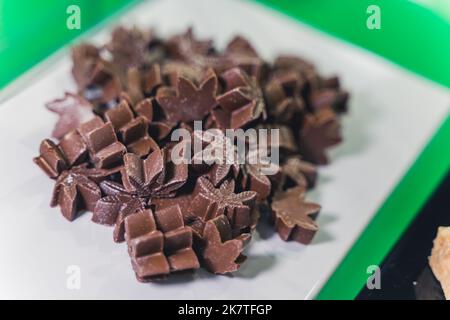 Cioccolato di cannabis in forma di foglie . Foto di alta qualità Foto Stock