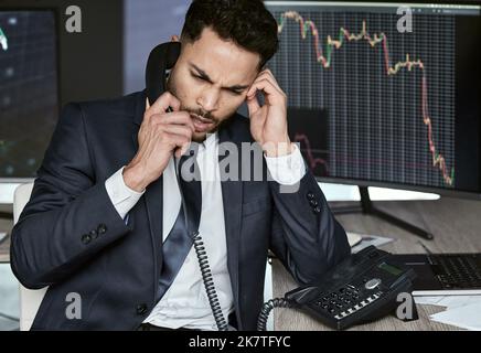 Ha sottolineato l'uomo d'affari al telefono, il commercio sul mercato azionario durante una crisi finanziaria. Commerciante in un mercato dell'orso con le scorte che si schiantano. Crash del mercato Foto Stock