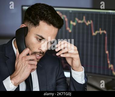 Ha sottolineato l'uomo d'affari al telefono, il commercio sul mercato azionario durante una crisi finanziaria. Commerciante in un mercato dell'orso con le scorte che si schiantano. Crash del mercato Foto Stock