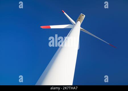 Turbina eolica su sfondo cielo blu Foto Stock