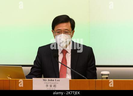 HONG KONG, HONG KONG SAR, CINA: OTTOBRE 19TH 2022. JOHN LEE KA-CHIUConferenza stampa con il Chief Executive di Hong Kong John Lee dopo il suo 1st° indirizzo politico Aimed a rafforzare la fiducia dei cittadini in Hong Kong, il Chief Executive John Lee Ka-chiu's Policy Address per il 2022 utilizza una copertura verde per rappresentare speranza, vitalità e stabilità. Lee riconosce il discorso del presidente Xi al Congresso comunista nazionale cinese del 20th come guida per Hong Kong con molte menzioni sulla governance di un Paese, due sistemi. Alamy Live news/Jayne Russell Foto Stock