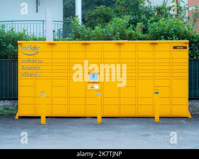 Armadietti gialli da Amazon nel parcheggio della città all'aperto Foto Stock