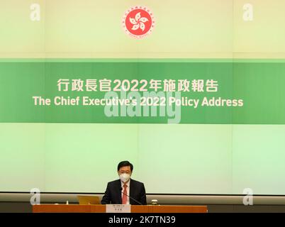 Hong Kong, Hong Kong, Cina. 19th Ott 2022. JOHN LEE KA-CHIUPress Conferenza con il Chief Executive di Hong Kong John Lee dopo il suo 1st Policy address.Forested per rafforzare la fiducia dei cittadini in Hong Kong, il Chief Executive John Lee Ka-chiu's Policy Address per il 2022 utilizza una copertina verde per rappresentare speranza, vitalità, E Stability.Lee riconosce il discorso del presidente Xi al Congresso comunista nazionale cinese del 20th come guida per Hong Kong con molte menzioni di un Paese, due governanza di sistema. (Credit Image: © Jayne Russell/ZUMA Press Wire) Credit: ZUMA Press, Inc./Alamy Live News Foto Stock