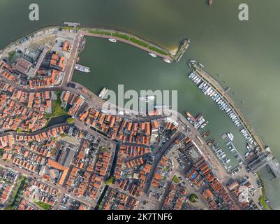 Volendam, Paesi Bassi. Panoramica dall'alto verso il basso dei tradizionali edifici e del porto della città di un villaggio di pescatori olandese. Attrazione turistica cielo nuvole Foto Stock