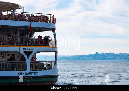 Traghetto e paesaggio urbano di Istanbul dal quartiere di Kadikoy. Foto di sfondo del viaggio in Turchia. Istanbul Turchia - 9.26.2022 Foto Stock