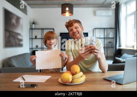 Zenzero e suo figlio trascorrono del tempo insieme e divertendosi Foto Stock