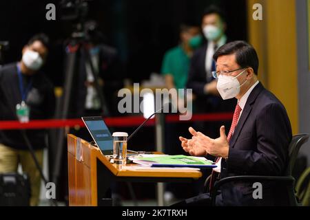 Hong Kong, Hong Kong, Cina. 19th Ott 2022. JOHN LEE KA-CHIUPress Conferenza con il Chief Executive di Hong Kong John Lee dopo il suo 1st Policy address.Forested per rafforzare la fiducia dei cittadini in Hong Kong, il Chief Executive John Lee Ka-chiu's Policy Address per il 2022 utilizza una copertina verde per rappresentare speranza, vitalità, E Stability.Lee riconosce il discorso del presidente Xi al Congresso comunista nazionale cinese del 20th come guida per Hong Kong con molte menzioni di un Paese, due governanza di sistema. (Credit Image: © Jayne Russell/ZUMA Press Wire) Credit: ZUMA Press, Inc./Alamy Live News Foto Stock