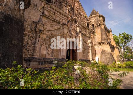 La Chiesa di Miagao, ufficialmente chiamata Chiesa Parrocchiale di Santo Tomás de Villanueva, è una fortezza barocca di epoca spagnola, cattolica romana. Patrimonio mondiale dell'UNESCO. Foto Stock