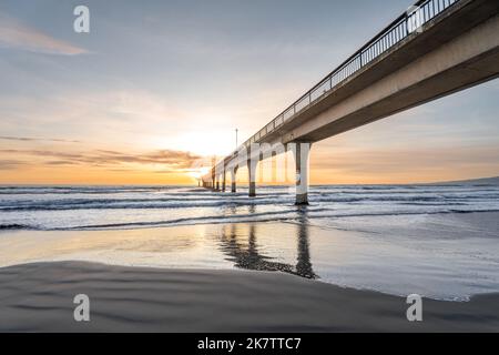Splendida alba al molo di New Brighton, Christchurch, Nuova Zelanda. E' uno dei principali centri turistici e di intrattenimento del paese orientale. Foto Stock