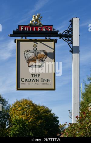 Classico segno di pub britannico, questo e' per il Crown Inn in Hampshire, Inghilterra. Foto Stock