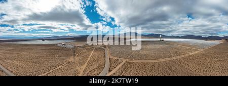 Panorama dei droni sulla centrale termica solare di Ivanpah in California durante il sole diurno in inverno Foto Stock