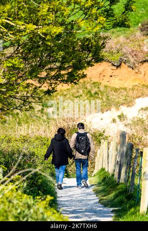 Varengeville sur Mer (Francia settentrionale): Camminatori su un sentiero segnato, GR® 21 sentiero escursionistico, percorso lungo le scogliere della Costa di Normandia, “cote d’Albatre Foto Stock