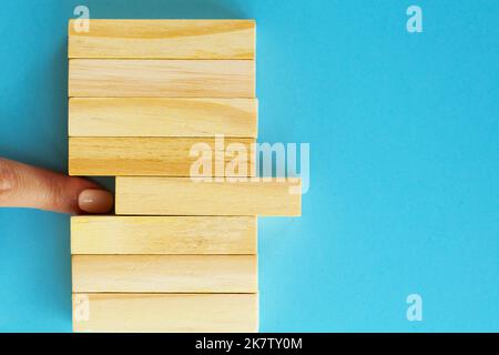 Primo piano mano della donna impilato blocchi di legno con spazio per il testo Foto Stock