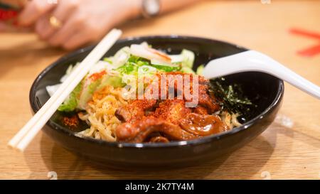 Spiccate spaghetti ramen nel piatto del ristorante giapponese, in stile asiatico Foto Stock