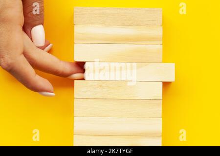 Primo piano mano della donna impilato blocchi di legno con spazio per il testo Foto Stock