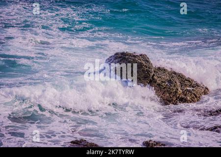 Filippine paradiso oceano onde e mare schiuma, acque limpide e incontaminate a Visayas, Panay. Natura tropicale isola vita. Foto Stock