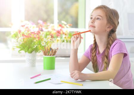 Grazioso piccolo bambino preschooler disegno a casa Foto Stock