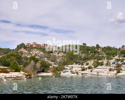 Esparron de Verdon (Francia sud-orientale) all'ingresso delle gole inferiori del fiume Verdon, con il lago Esparron Foto Stock