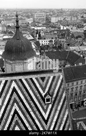 Blick auf Wien vom fertiggestellten Turm des Stephansdoms, um 1962. Vista di Vienna come si vede dal campanile finito della Cattedrale di Santo Stefano, intorno al 1962. Foto Stock