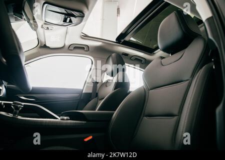 interni di una prestigiosa auto nera moderna. sedili e accessori comodi in  pelle e volante 3839736 Stock Photo su Vecteezy