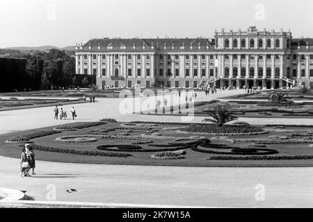 Schloss Schönbrunn a Vienna, um 1962. Castello di Schönbrunn a Vienna, intorno al 1962. Foto Stock