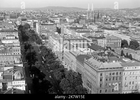 Stadtpanorama von Wien mit Blick über den Schottenring zur Universität und Votivkirche, um 1962. Il paesaggio urbano di Vienna con vista sullo Schottenring che conduce all'Università di Vienna e alla Chiesa Votiva, intorno al 1962. Foto Stock