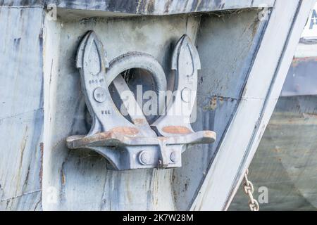 Nave incagliata sulla riva del Danubio. L'ancora di una nave incagliata sulla riva del Danubio è stata tirata dentro. Foto Stock