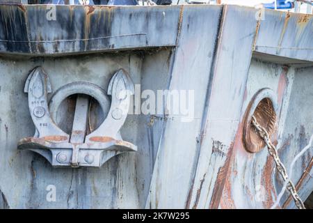 Nave incagliata sulla riva del Danubio. L'ancora di una nave incagliata sulla riva del Danubio è stata tirata dentro. Foto Stock