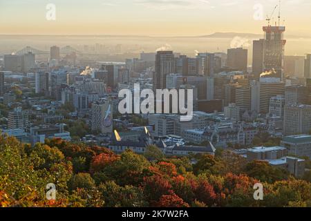 MONTREAL, CANADA, 4 ottobre 2022: Skyline del centro di Montreal dal Monte Royal all'alba. Foto Stock