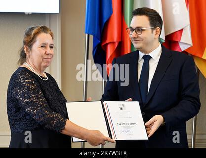 Praga, Repubblica Ceca. 19th Ott 2022. Il Ministro degli Esteri ceco Jan Lipavsky, a destra, assegna il premio Gratias Agit a Katerina di Paola Zoufalova, direttore della premiata scuola ceca di Roma, il 19 ottobre 2022 a Praga, Repubblica Ceca. I premi Gratias Agit sono assegnati a personalità e organizzazioni per diffondere il buon nome della Repubblica Ceca all'estero. Credit: Michaela Rihova/CTK Photo/Alamy Live News Foto Stock