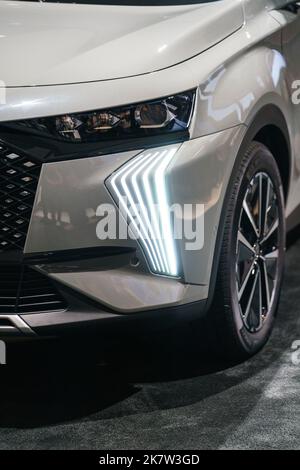 Dettaglio dei fari a LED sulla parte anteriore del SUV Crossback DS 7, compatto e di lusso Foto Stock