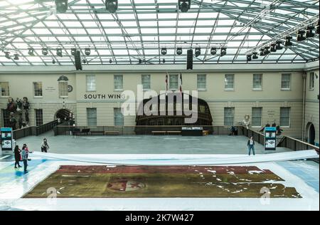 Londra UK 19 ottobre 2022 la firma spagnola, che è stata appesa alla Cattedrale di San Paolo durante i funerali di Nelson il 9 gennaio 1806, è stata catturata dalla nave da guerra San Ildefonso con 74 cannoni. A causa delle sue dimensioni massicce, 10m x 14,5m, e condizioni fragili, questa è la prima volta che la firma spagnola sarà in mostra pubblica dal 1962.Paul Quezada-Neiman/Alamy Live News Foto Stock