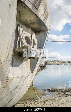 Nave incagliata sulla riva del Danubio. L'ancora di una nave incagliata sulla riva del Danubio è stata tirata dentro. Foto Stock