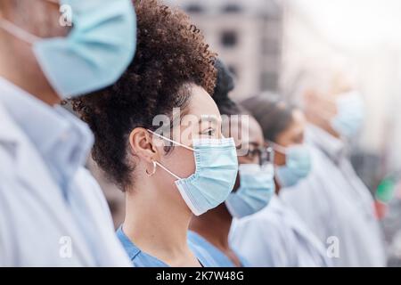 Fanno il loro meglio ogni giorno. Primo piano di un gruppo di medici che indossano maschere. Foto Stock