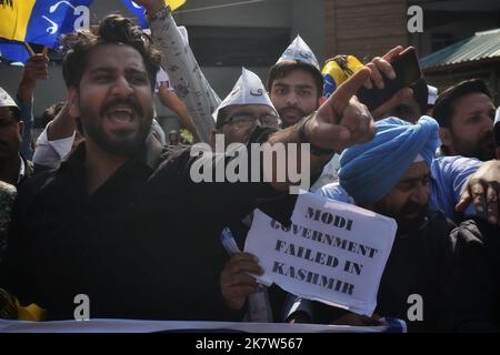 19 ottobre 2022, Srinagar, Jammu e Kashmir, India: I manifestanti gridano slogan e detengono cartelli in una colonia di stampa contro uccisioni innocenti nel Kashmir da parte di sconosciuti pistoleri. (Credit Image: © MUbashir Hassan/Pacific Press via ZUMA Press Wire) Foto Stock