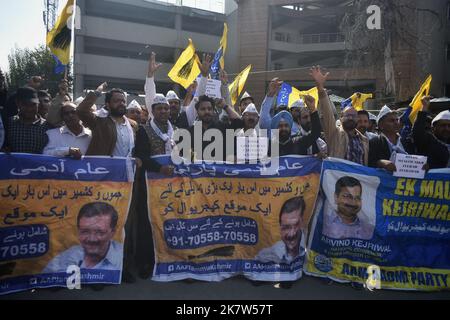 19 ottobre 2022, Srinagar, Jammu e Kashmir, India: I manifestanti gridano slogan e detengono cartelli in una colonia di stampa contro uccisioni innocenti nel Kashmir da parte di sconosciuti pistoleri. (Credit Image: © MUbashir Hassan/Pacific Press via ZUMA Press Wire) Foto Stock